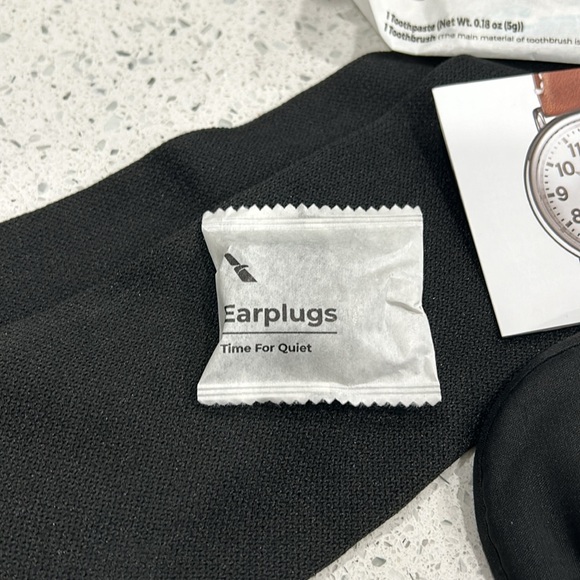 Shinola x American Airlines Flagship First Class Amenity Kit in Zipper Black Bag - Picture 5 of 11